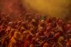 India
Baldeo  Holi festival

La festa dei colori  legata ai festeggiamenti in onore del raccolto e della fertilit della terra, del trionfo del bene sul male e segna anche la fine dellinverno e lavvicinarsi della primavera.
In tutto il Paese adulti e bambini aspettano questa ricorrenza che autorizza, senza inibizioni e differenza di casta, a schizzare e colorare gli altri per le strade. 
La festa di Holi ha radici antiche, e viene celebrata il giorno successivo alla prima notte di luna piena del mese di Marzo, durante la quale vengono accesi degli enormi fal per annientare gli spiriti del male con il potere del fuoco, cos come accadde secondo lantichissima leggenda induista di Prahlad, di cui la festa  una rievocazione, ad opera di Vishnu nei confronti dellarrogante demone Hiranyakashipu, che voleva farsi re del paradiso.
Laspetto gioioso della festa, invece, trae origine da episodi della vita di Krihsna, che trascorse la propria infanzia nellIndia del nord, ed in particolare a Mathura e Vrindavan, dove i festeggiamenti dellHoli si protraggono per oltre due settimane.

Nella piccola citt di Baldeo, situata ad una distanza di circa 20 km da Mathura, lHoli Festival  celebrato con il nome di Dadjee Ka Huranga, dove Lord Balaram sostituisce Lord Krishna come la divinit che presiede il festival. Nel cuore della citt c un tempio a lui dedicato, che  il punto principale delle celebrazioni.
Uomini e donne si riuniscono nel pomeriggio all'interno dei locali del tempio, dove la musica devozionale riempie l'atmosfera, mentre si lanciano polveri dai mille colori, di cui tutti restano inzuppati quando dai tetti del tempio cominciano a piovere ininterrottamente scrosci d'acqua.
La festa  una allegoria del rapporto tra uomini e donne: una sfrenata baraonda in cui si alternano danze gioiose e scaramucce, dove le donne strappano agli uomini i loro vestiti e ne fanno delle fruste con cui li colpiscono, e dove gli uomini non possono toccare le donne n tanto meno rimuovere il velo dai loro volti, ma possono scaraventare su di loro intere secchiate di acqua colorata, raccolta dal fondo del tempio trasformatosi in una piccola piscina.
